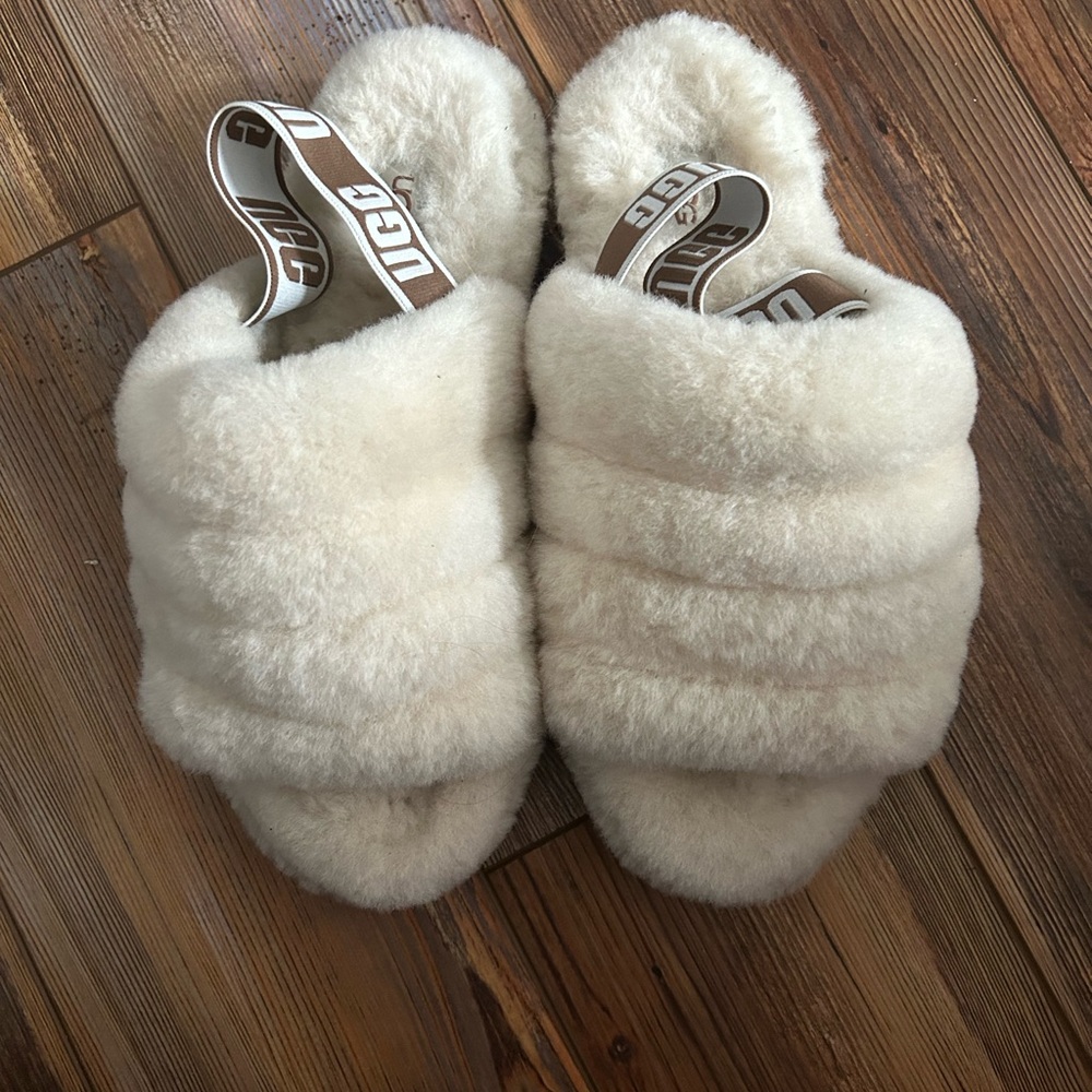 Ugg fashion slippers size 9. Fits like 8